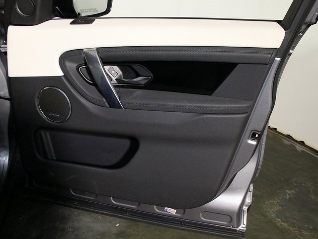 Used 2023 Land Rover Discovery Sport SE image 33