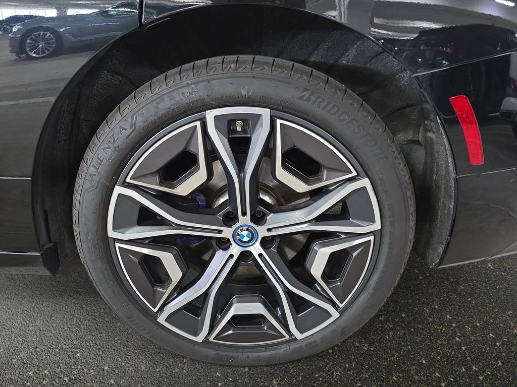 Used 2024 BMW iX xDrive50 w/ Sport Package AWD/4WD image 32