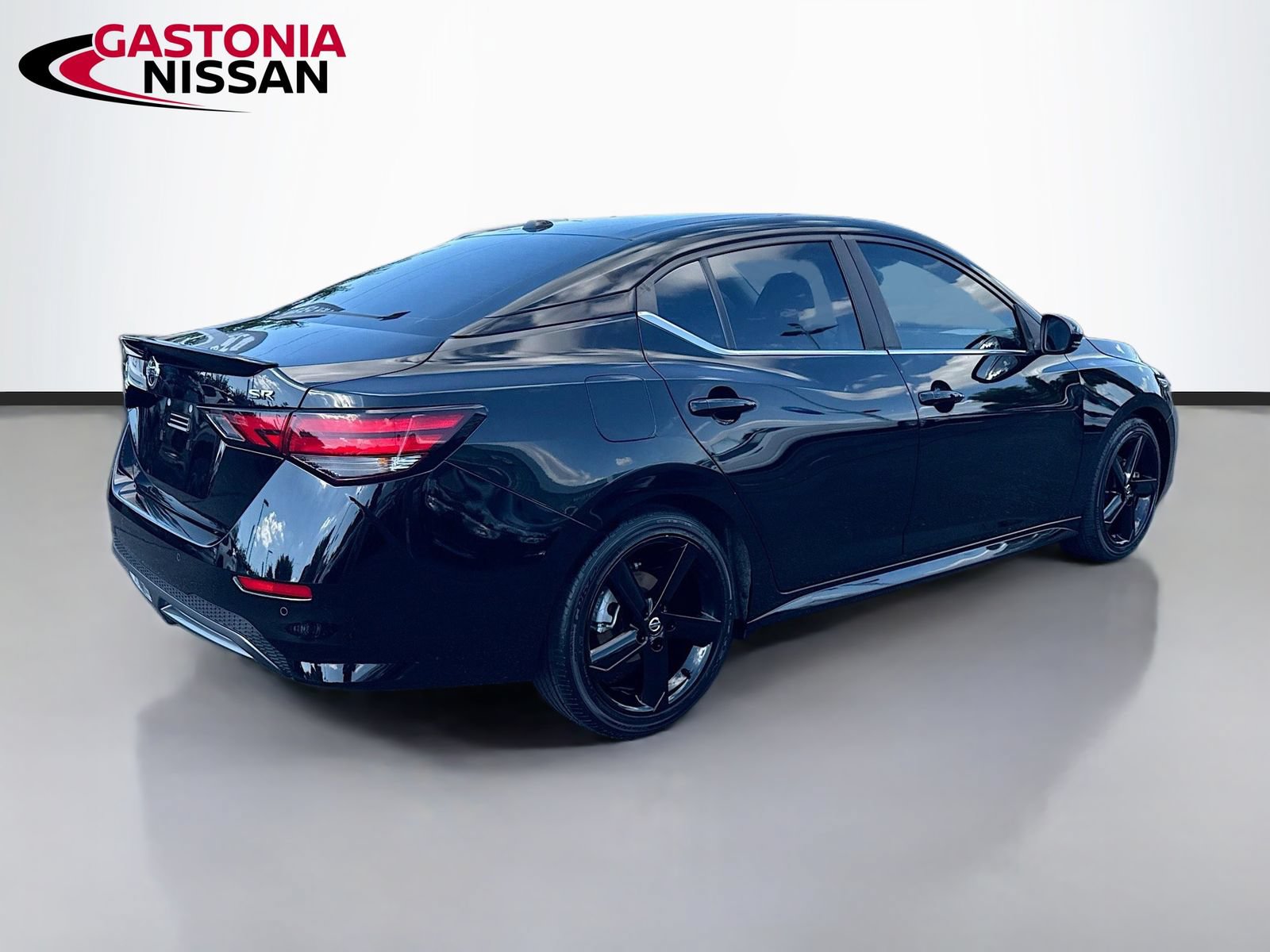 Used 2023 Nissan Sentra SR w/ Electronics Package FWD image 6