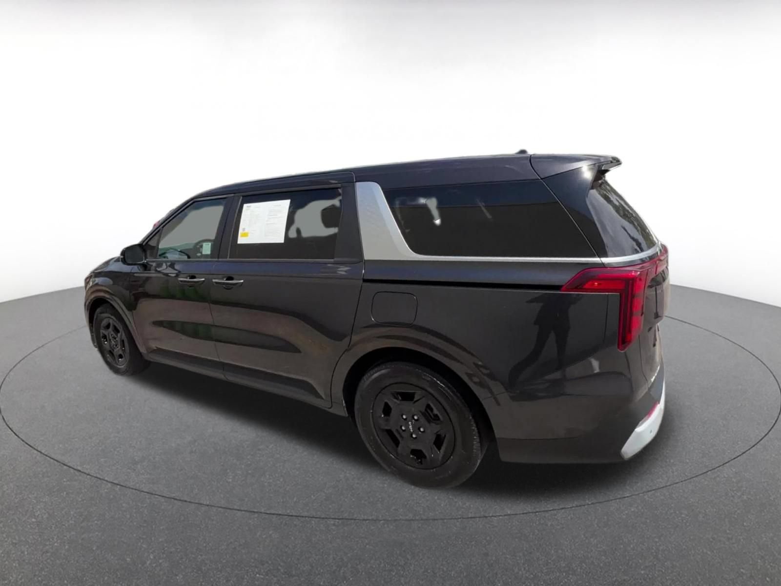 Used 2026 Kia Carnival FWD image 10