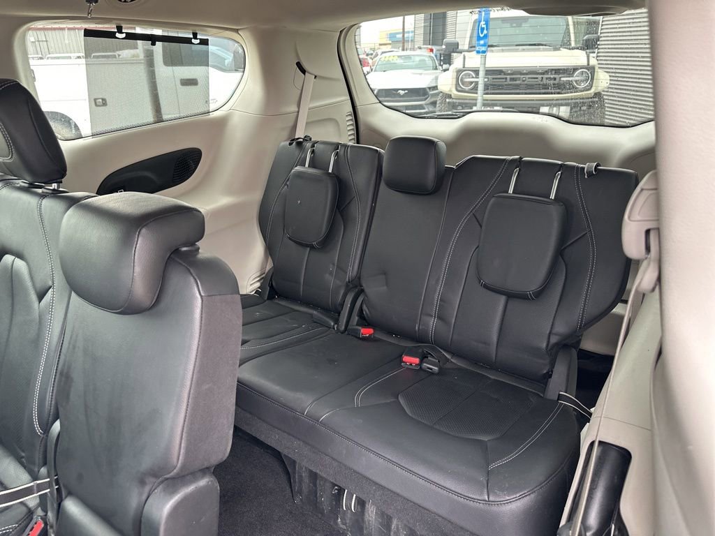 Used 2022 Chrysler Pacifica Touring-L w/ Uconnect Theater Family Group image 27