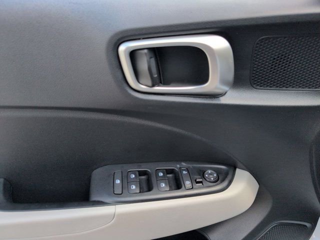 Used 2025 Hyundai Venue SEL FWD image 13