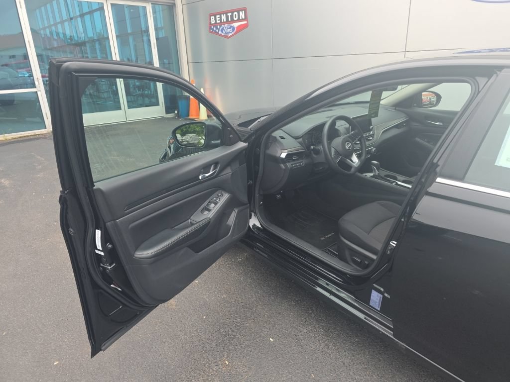 Used 2025 Nissan Altima 2.5 SV FWD image 11