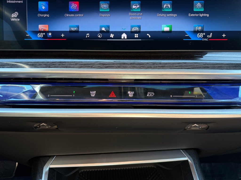 Used 2026 BMW 750e xDrive AWD/4WD image 29