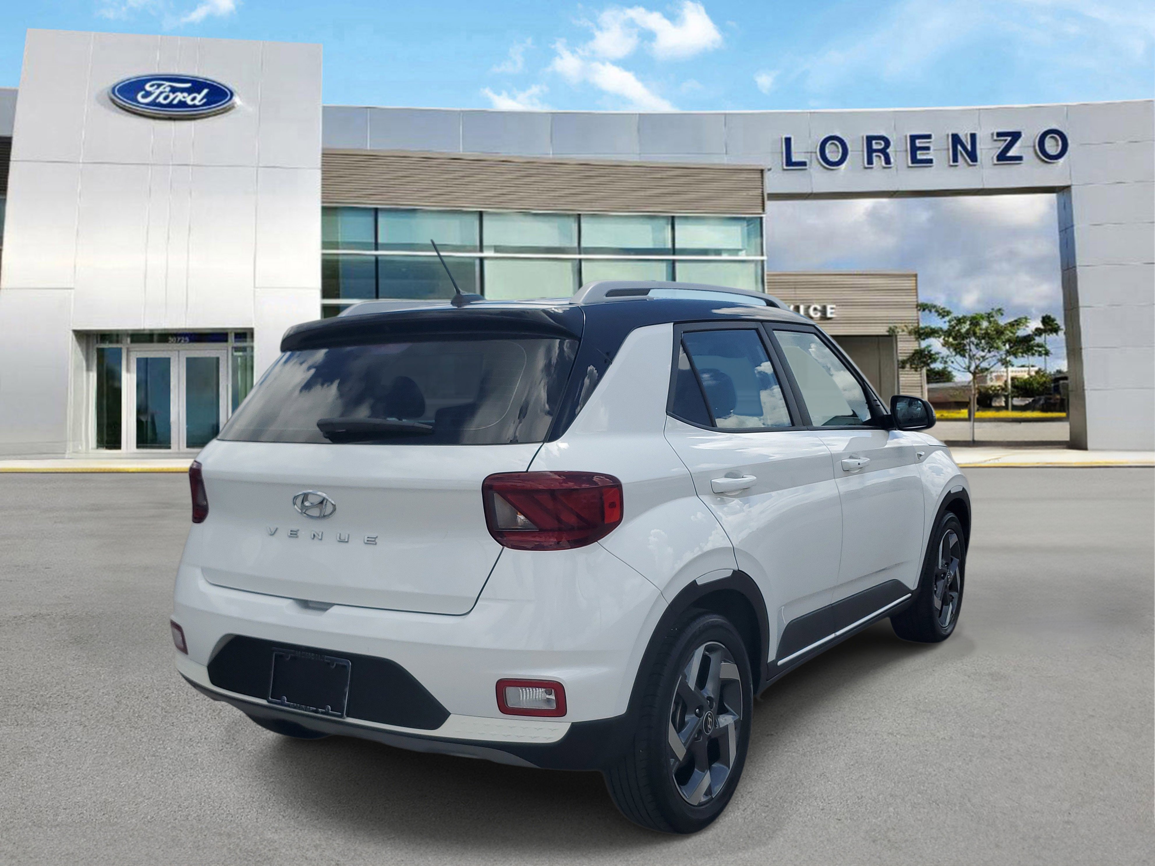 Used 2023 Hyundai Venue Limited w/ Cargo Package image 5