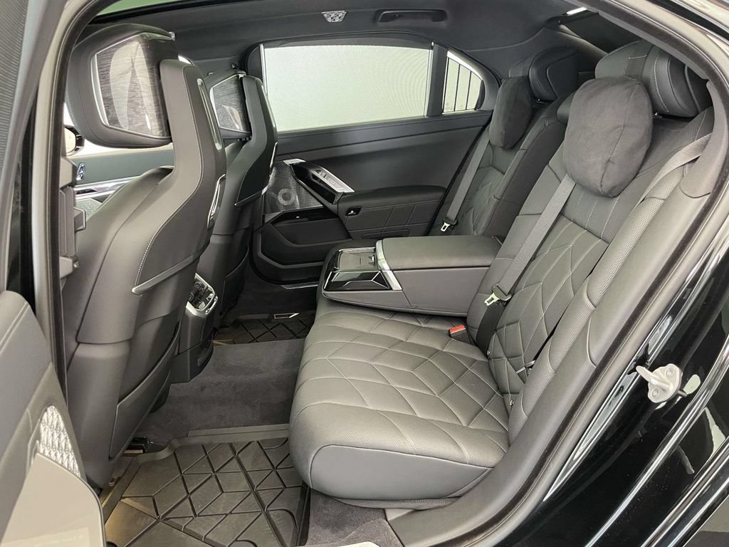Used 2025 BMW i7 xDrive60 w/ Executive Package AWD/4WD image 16