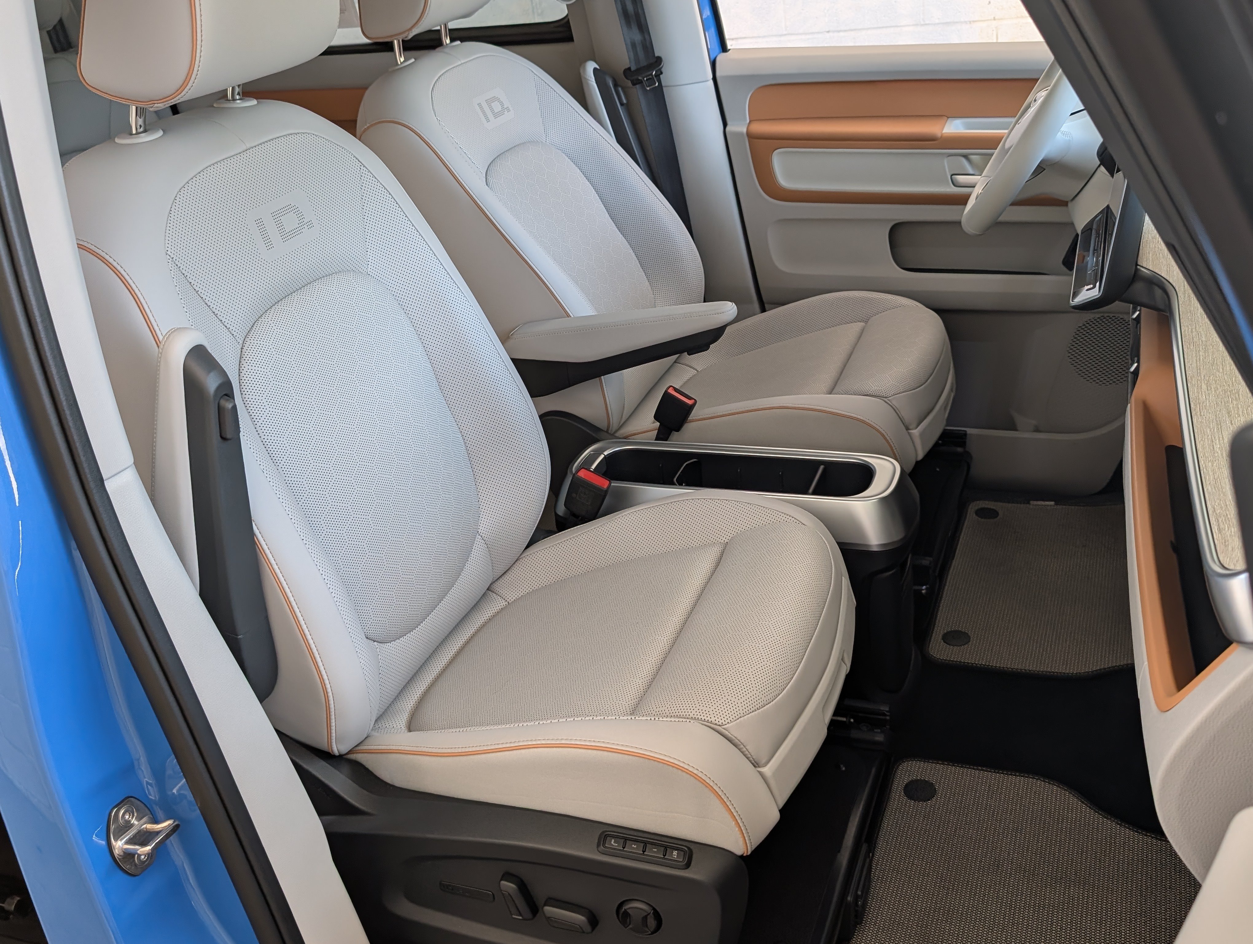 Used 2025 Volkswagen ID. Buzz Pro S Plus RWD image 24