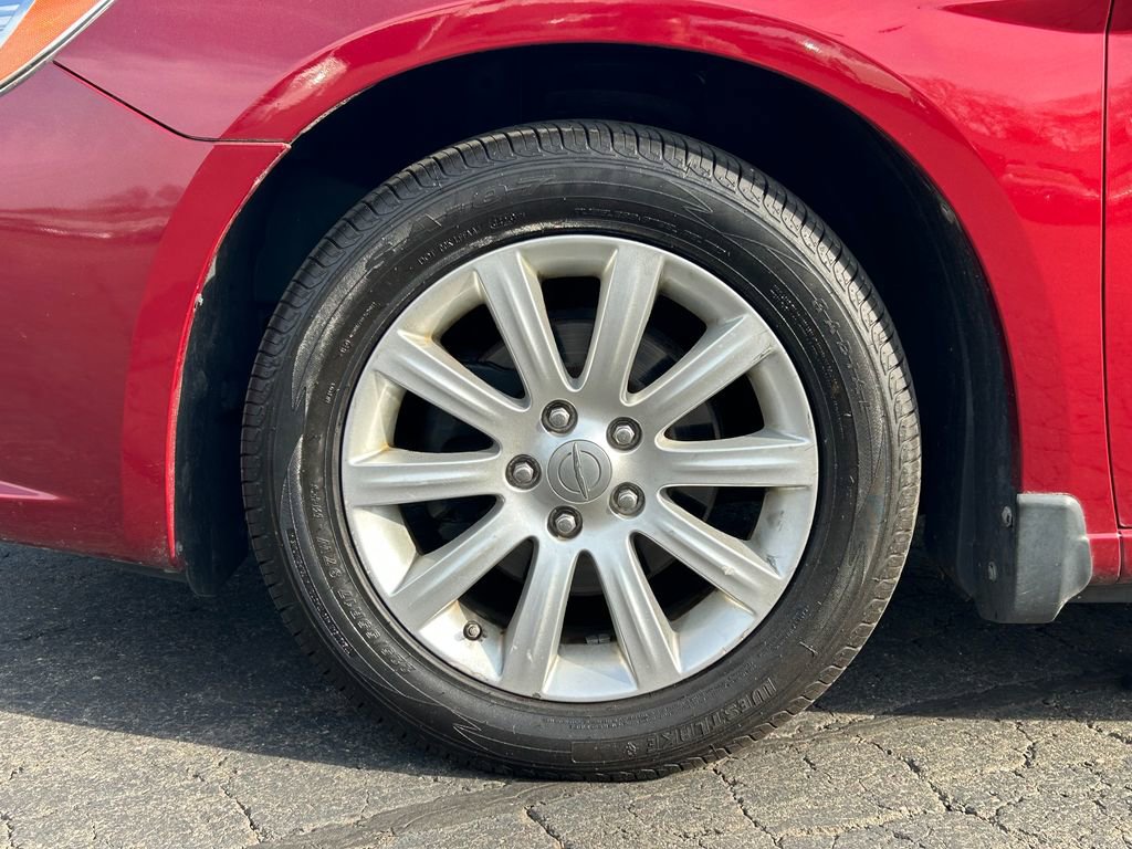 Used 2011 Chrysler 200 Touring FWD image 10