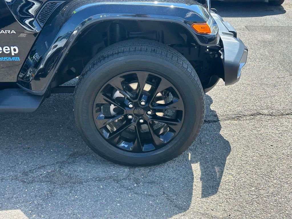 Used 2021 Jeep Wrangler Unlimited Sahara w/ Cold Weather Group AWD/4WD image 6
