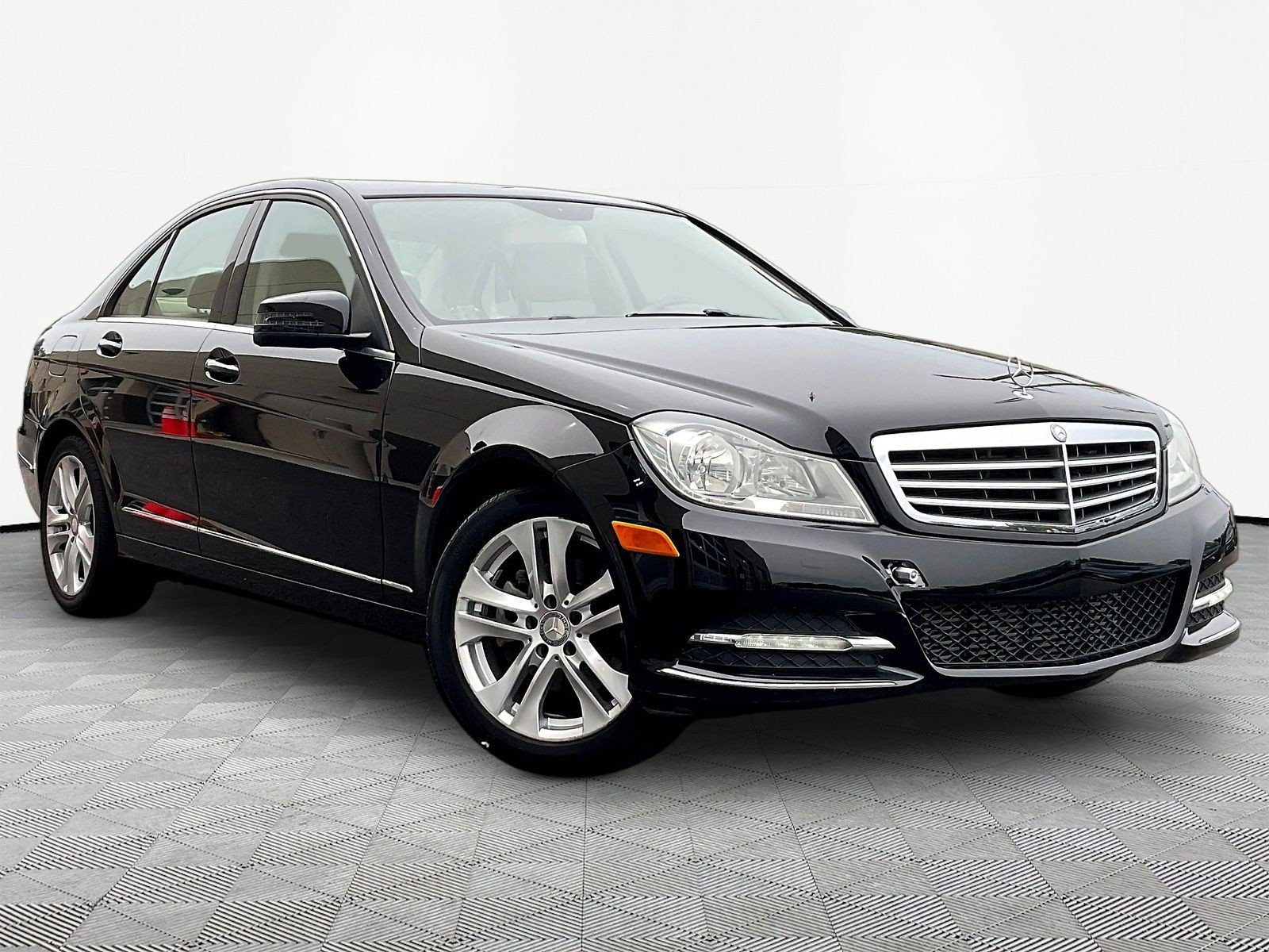 Used 2013 Mercedes-Benz C 250 Sedan image 3