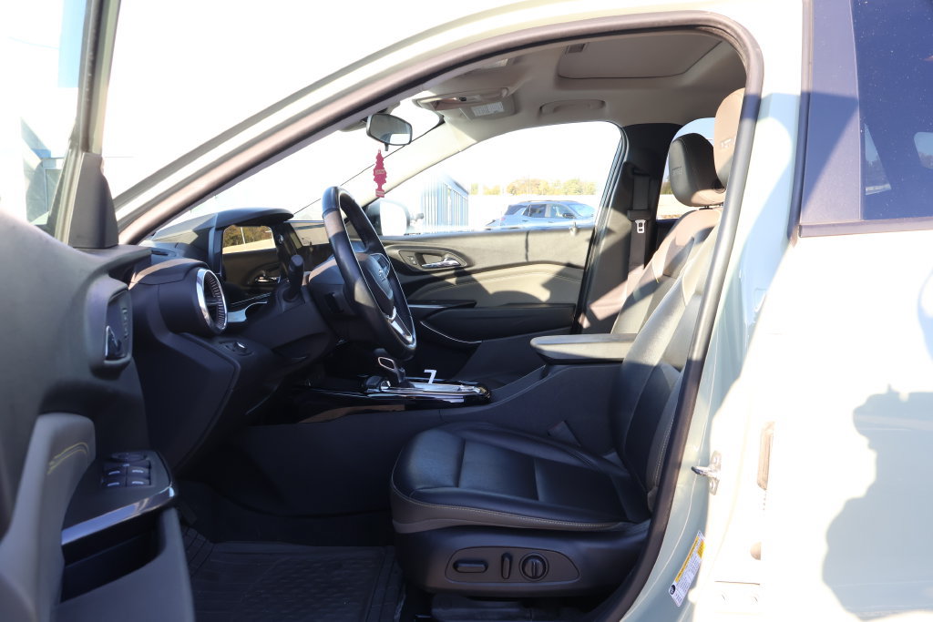 Used 2024 Chevrolet Trax ACTIV w/ Sunroof Package FWD image 9
