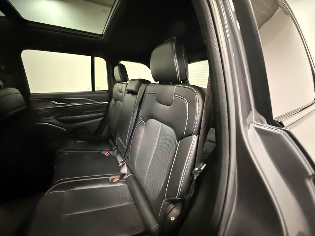 Used 2024 Jeep Grand Cherokee Overland AWD/4WD image 47