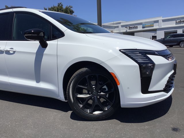 New 2027 Chrysler Pacifica Limited FWD image 3