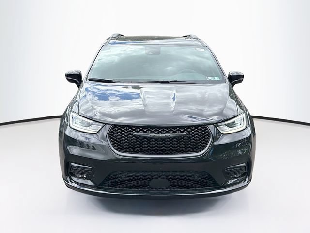 New 2026 Chrysler Pacifica Limited w/ Uconnect Theater Family Group FWD image 2