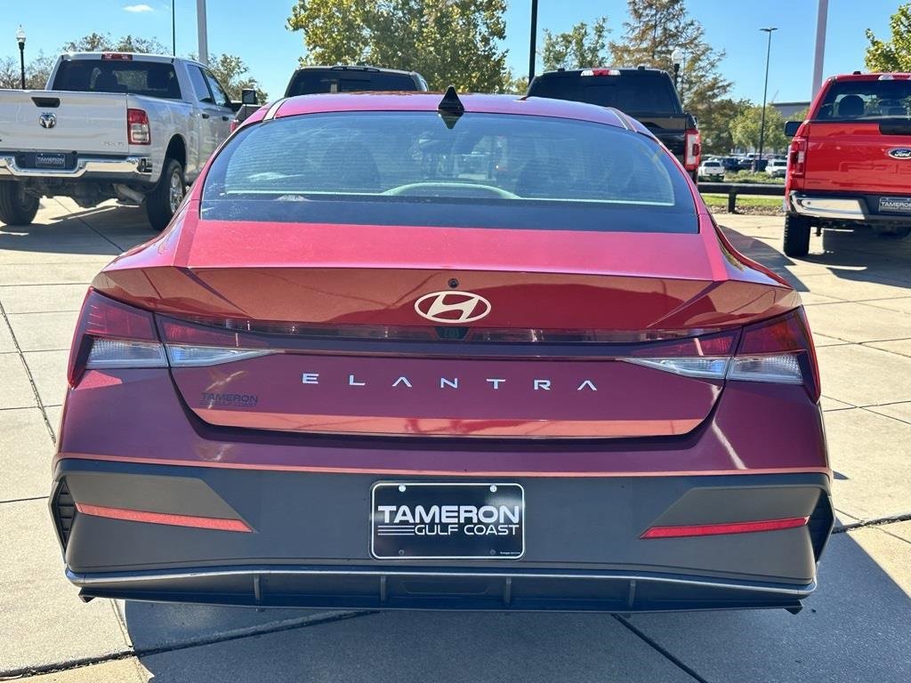 Used 2024 Hyundai Elantra SEL image 3