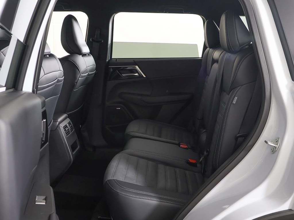 New 2026 Mitsubishi Outlander LE AWD/4WD image 31