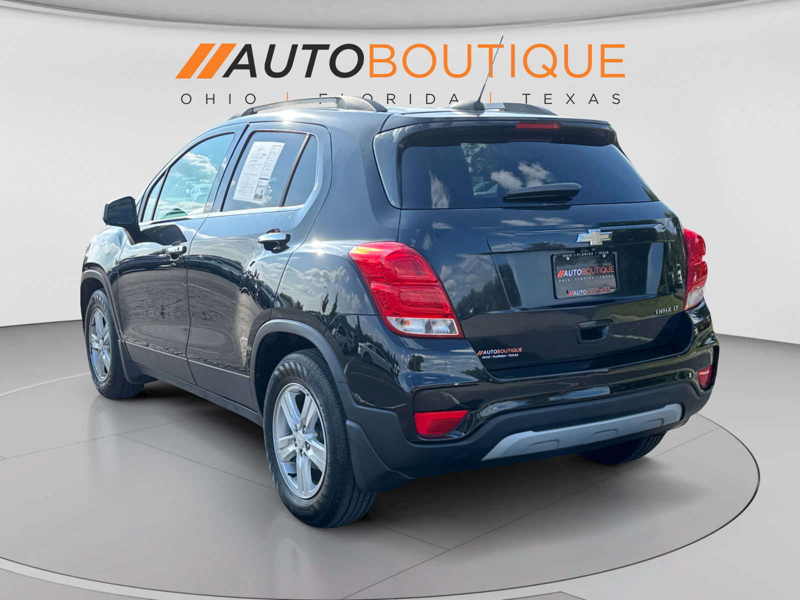 Used 2020 Chevrolet Trax LT w/ LT Convenience Package FWD image 3