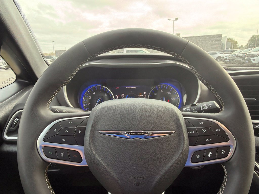 Used 2025 Chrysler Pacifica Select FWD image 17