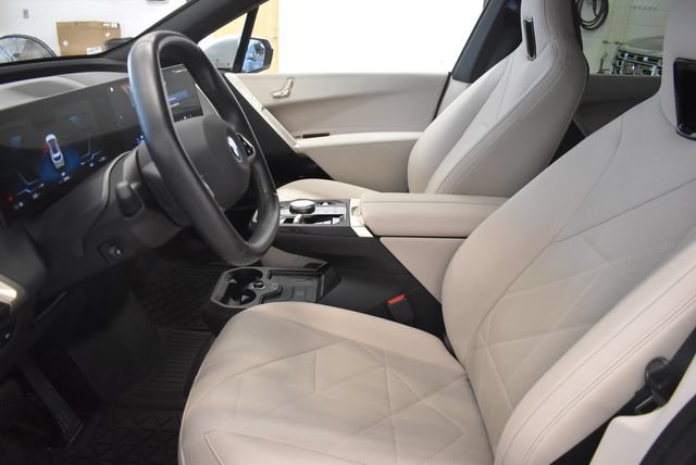 Used 2023 BMW iX xDrive50 w/ Sport Package AWD/4WD image 22