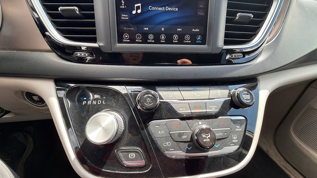 Used 2019 Chrysler Pacifica Touring-L FWD image 19