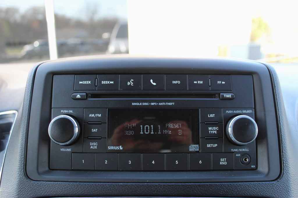 Used 2015 Dodge Grand Caravan SE image 17