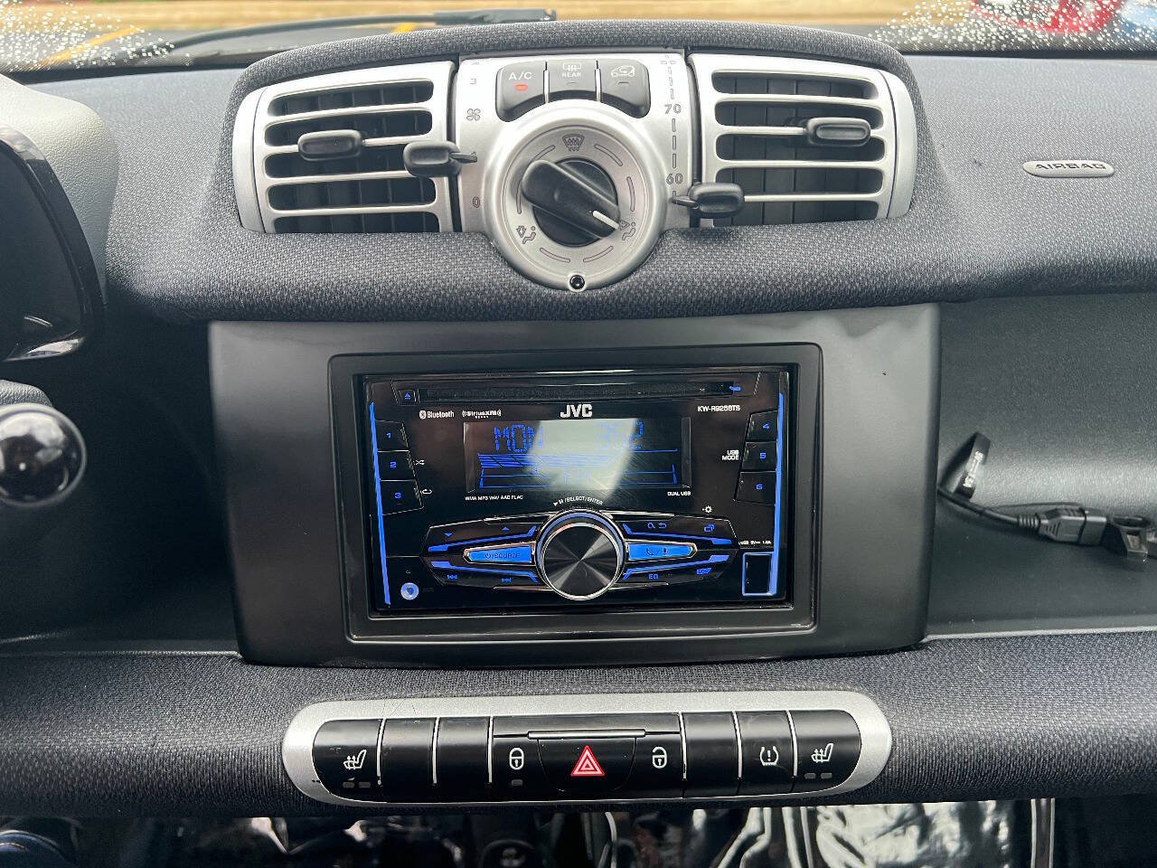 Used 2015 smart fortwo pure RWD image 28