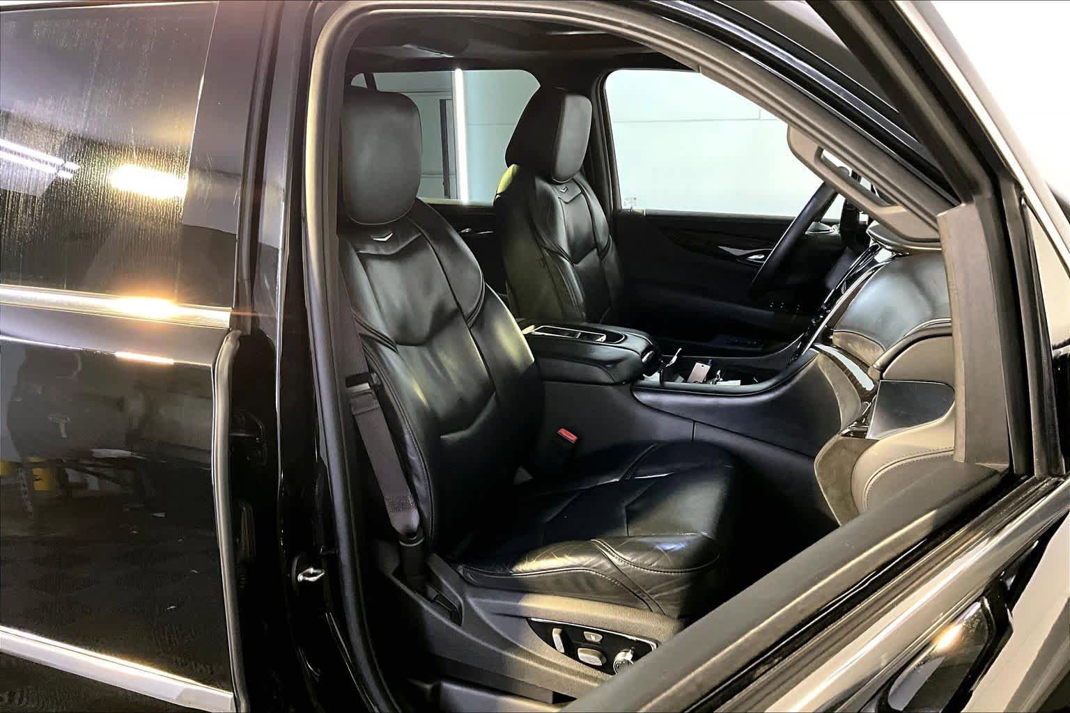 Used 2015 Cadillac Escalade Platinum AWD/4WD image 7