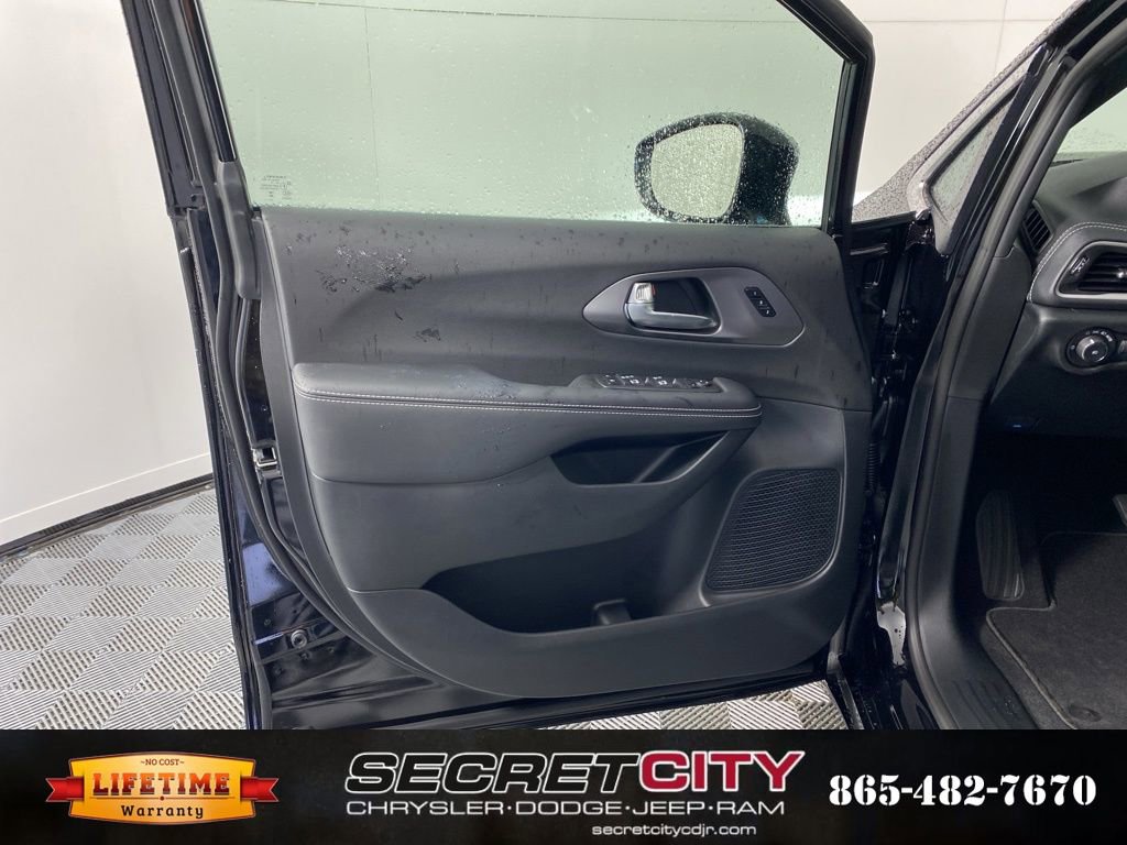 New 2026 Chrysler Pacifica Select image 12