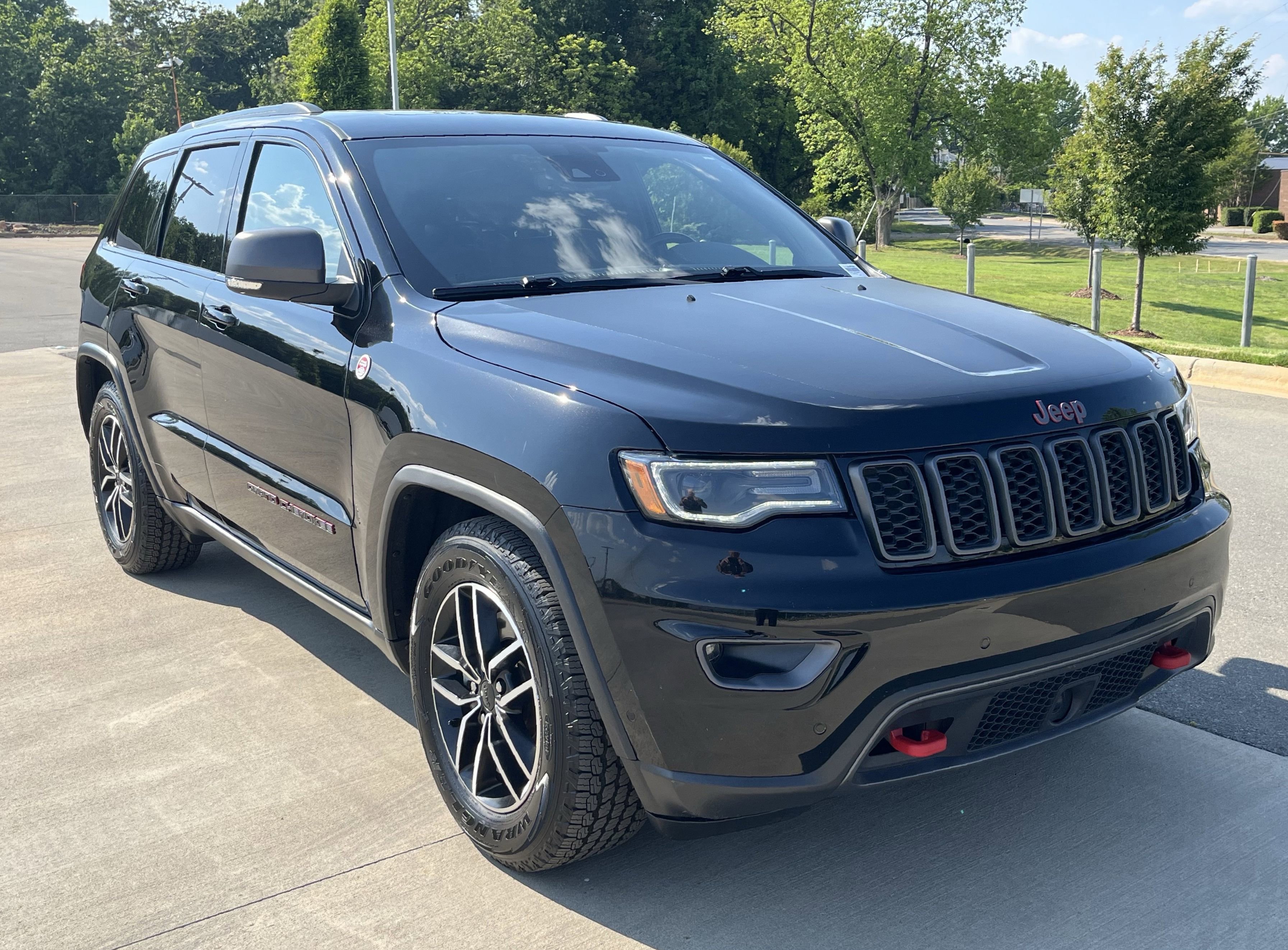Used 2021 Jeep Grand Cherokee Trailhawk w/ Trailhawk Luxury Group AWD/4WD image 2