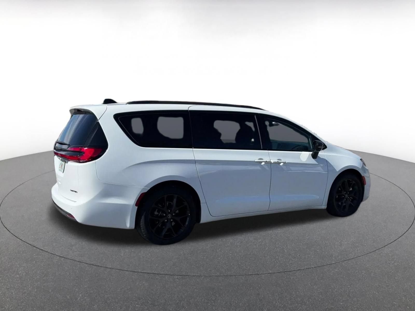 Used 2025 Chrysler Pacifica Limited FWD image 14