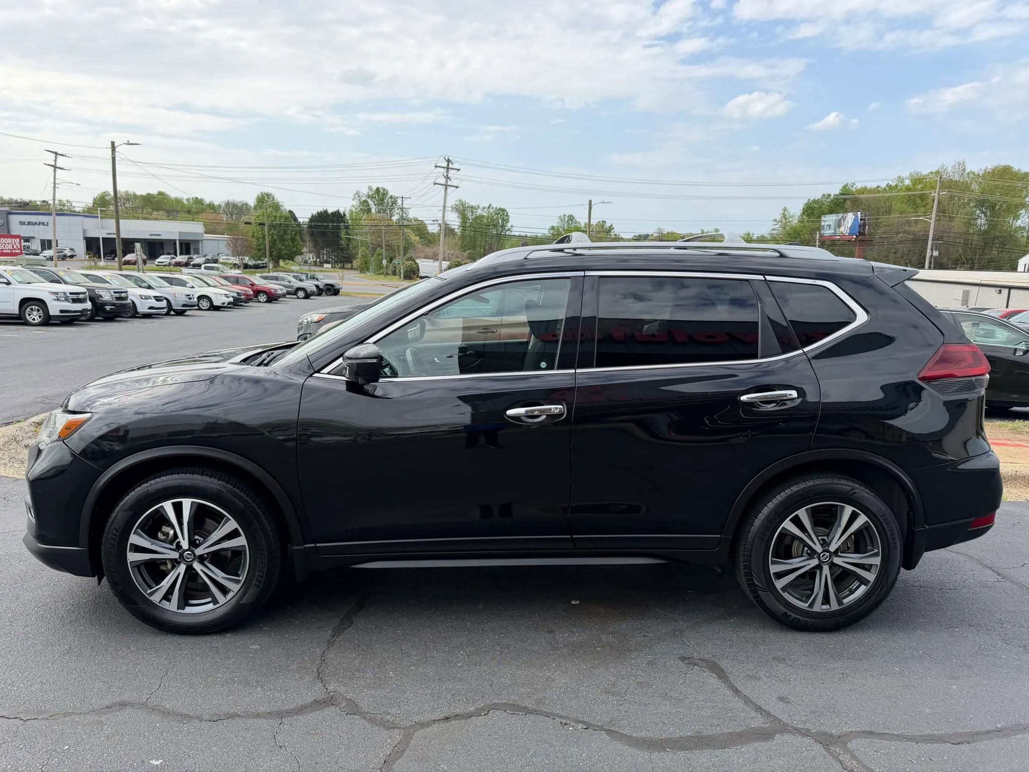 Used 2019 Nissan Rogue SV w/ Premium Package FWD image 4