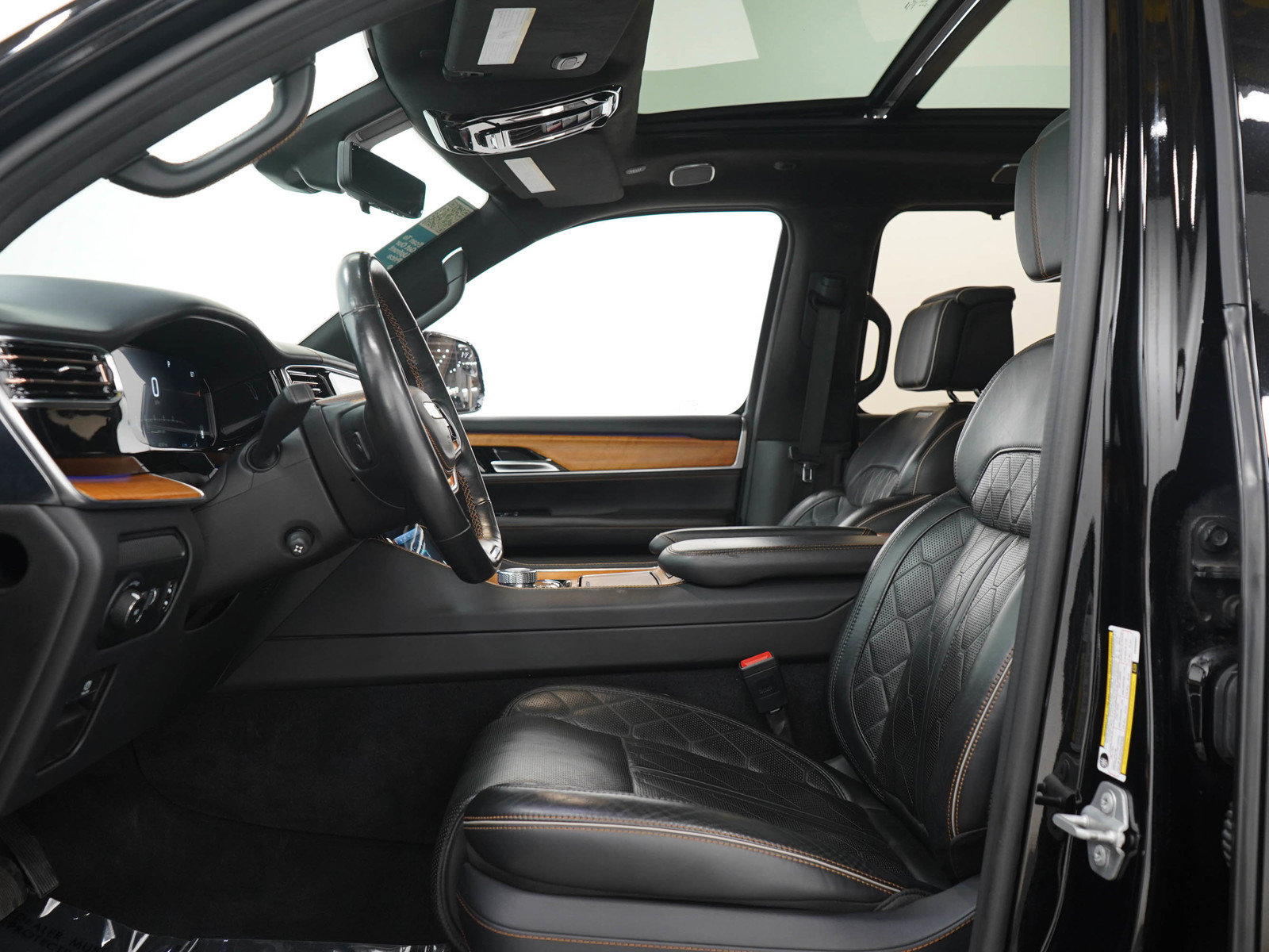 Used 2023 Jeep Grand Wagoneer Series III AWD/4WD image 26