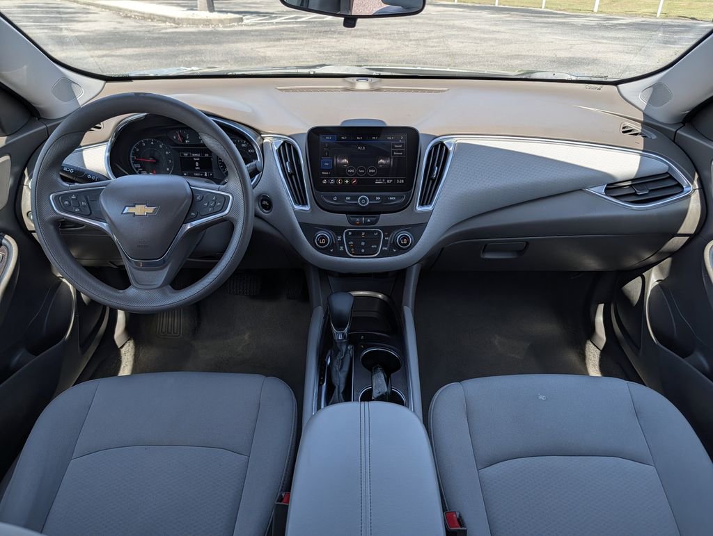 Used 2021 Chevrolet Malibu LT FWD image 2