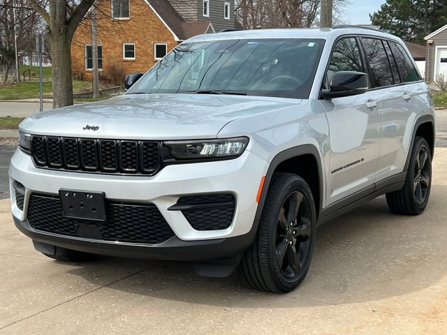 Used 2024 Jeep Grand Cherokee Altitude image 43