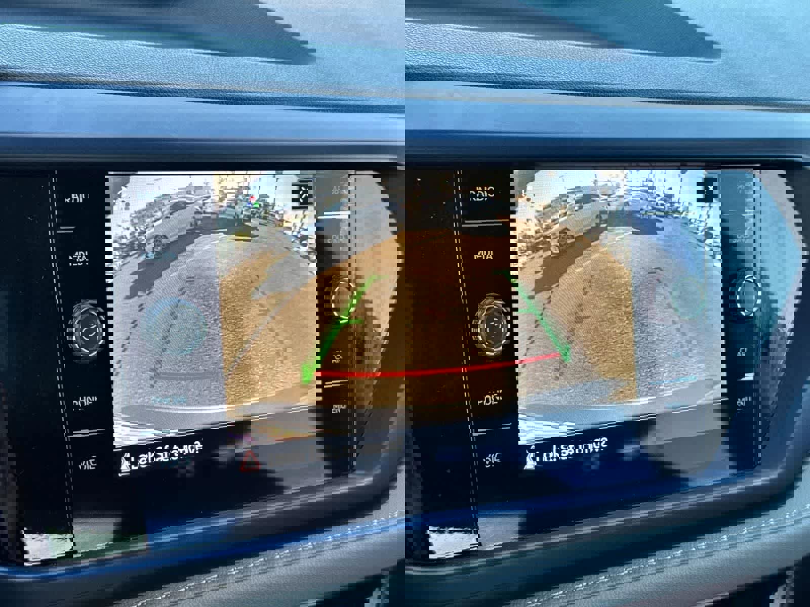 Used 2024 Volkswagen Taos SE image 34