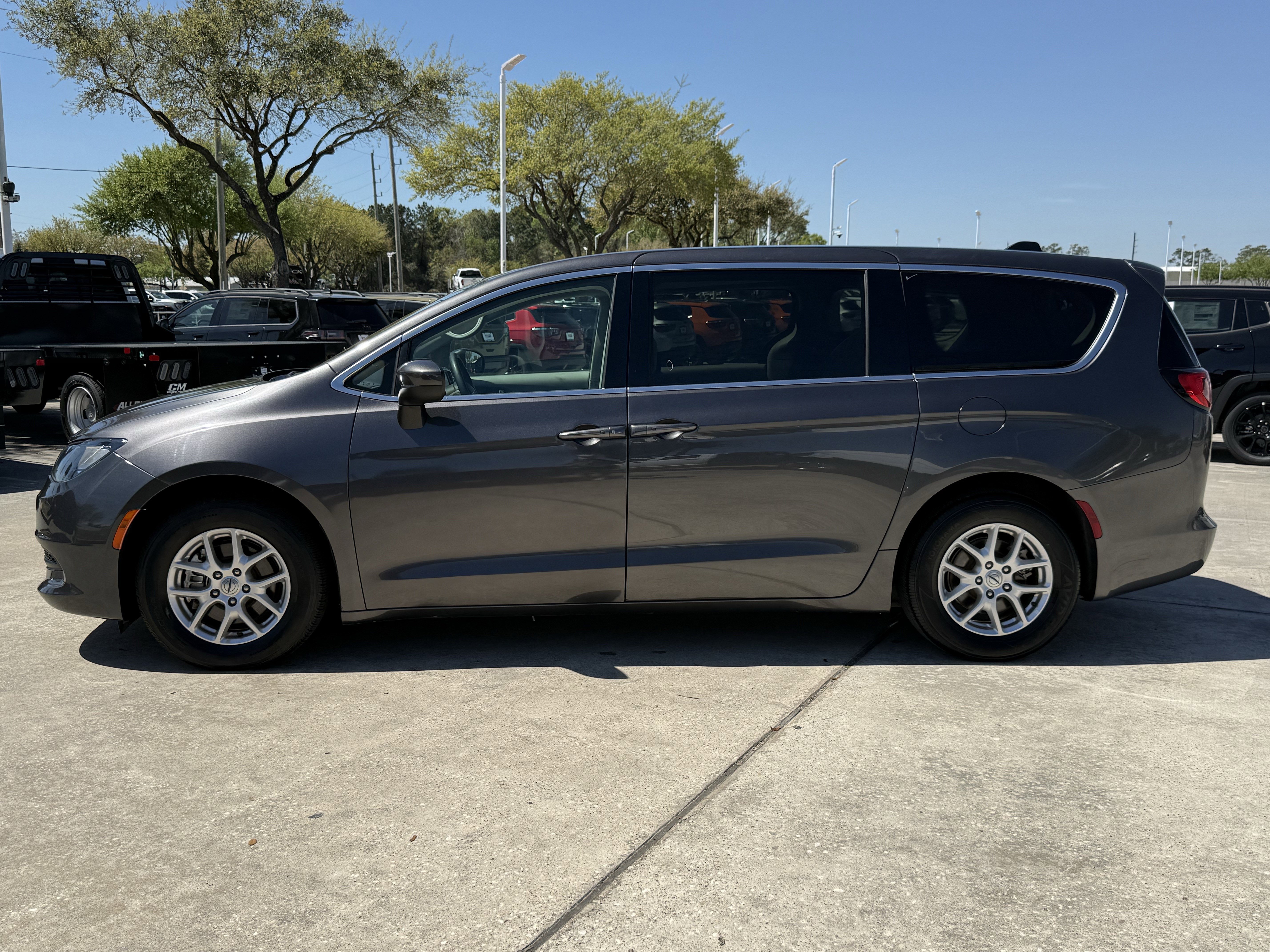 Used 2023 Chrysler Voyager LX image 8