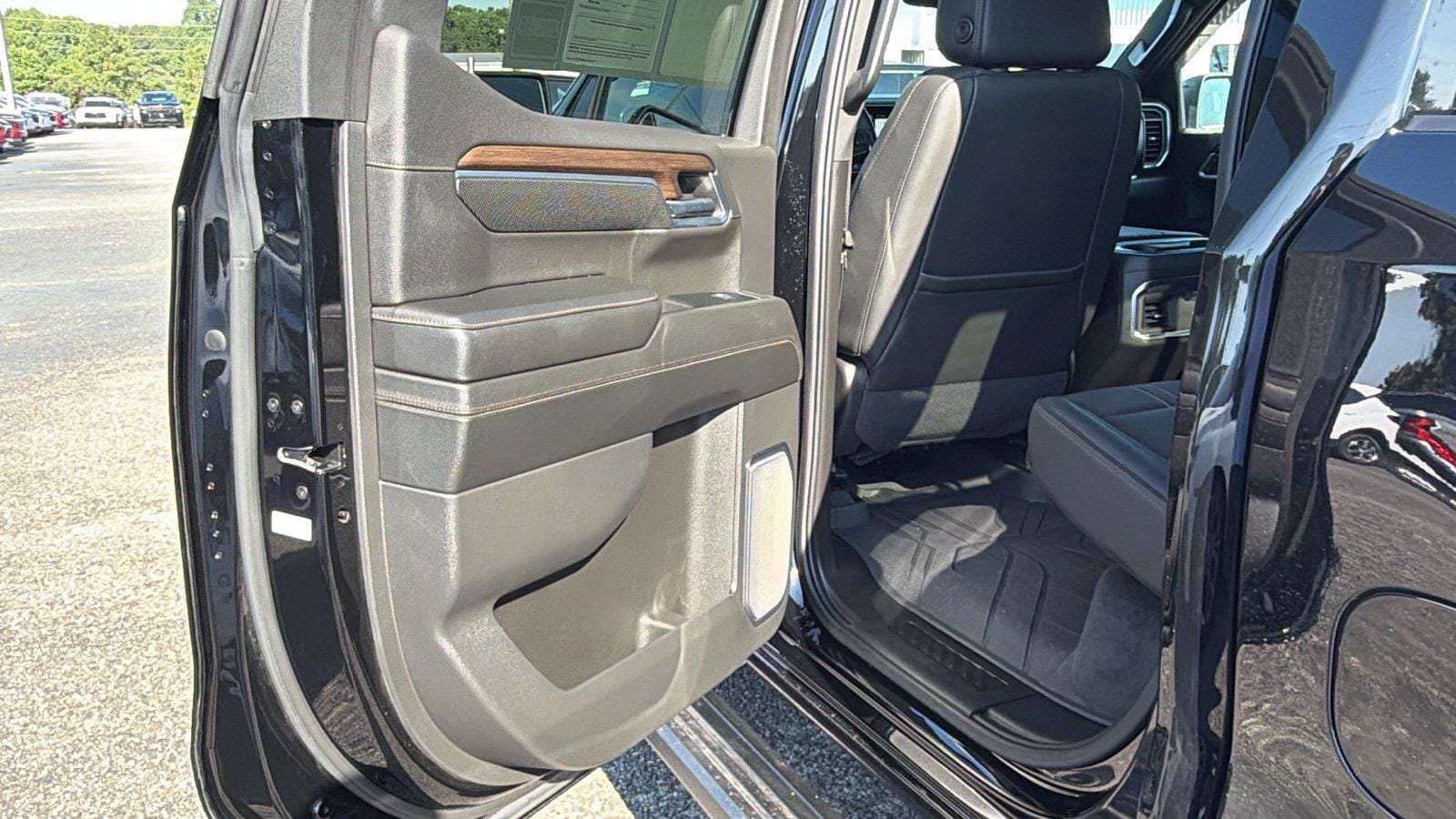 Used 2024 Chevrolet Silverado 1500 High Country w/ Midnight Edition AWD/4WD image 23