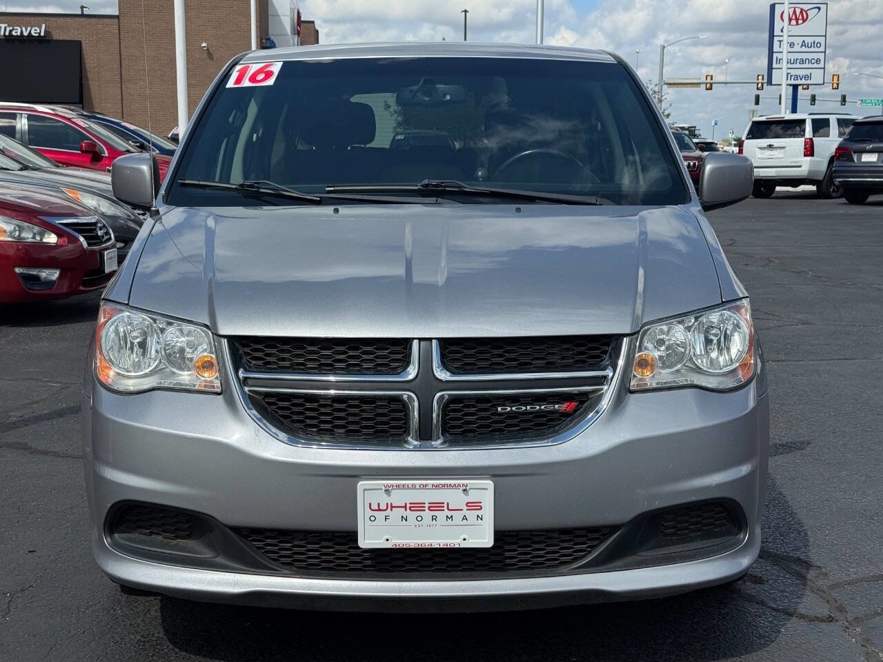 Used 2016 Dodge Grand Caravan SE image 2