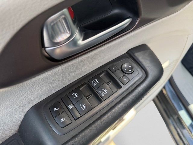 Used 2022 Chrysler Voyager LX image 8