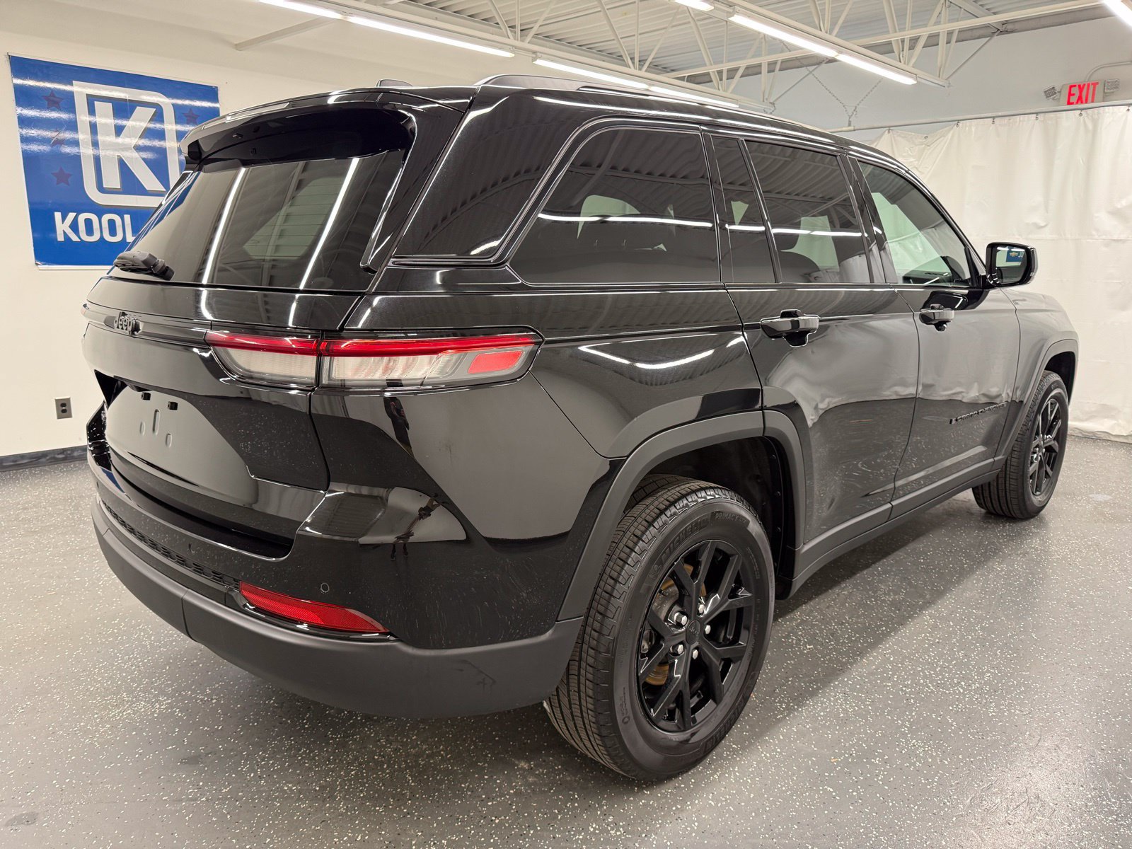 Used 2025 Jeep Grand Cherokee Altitude AWD/4WD image 2