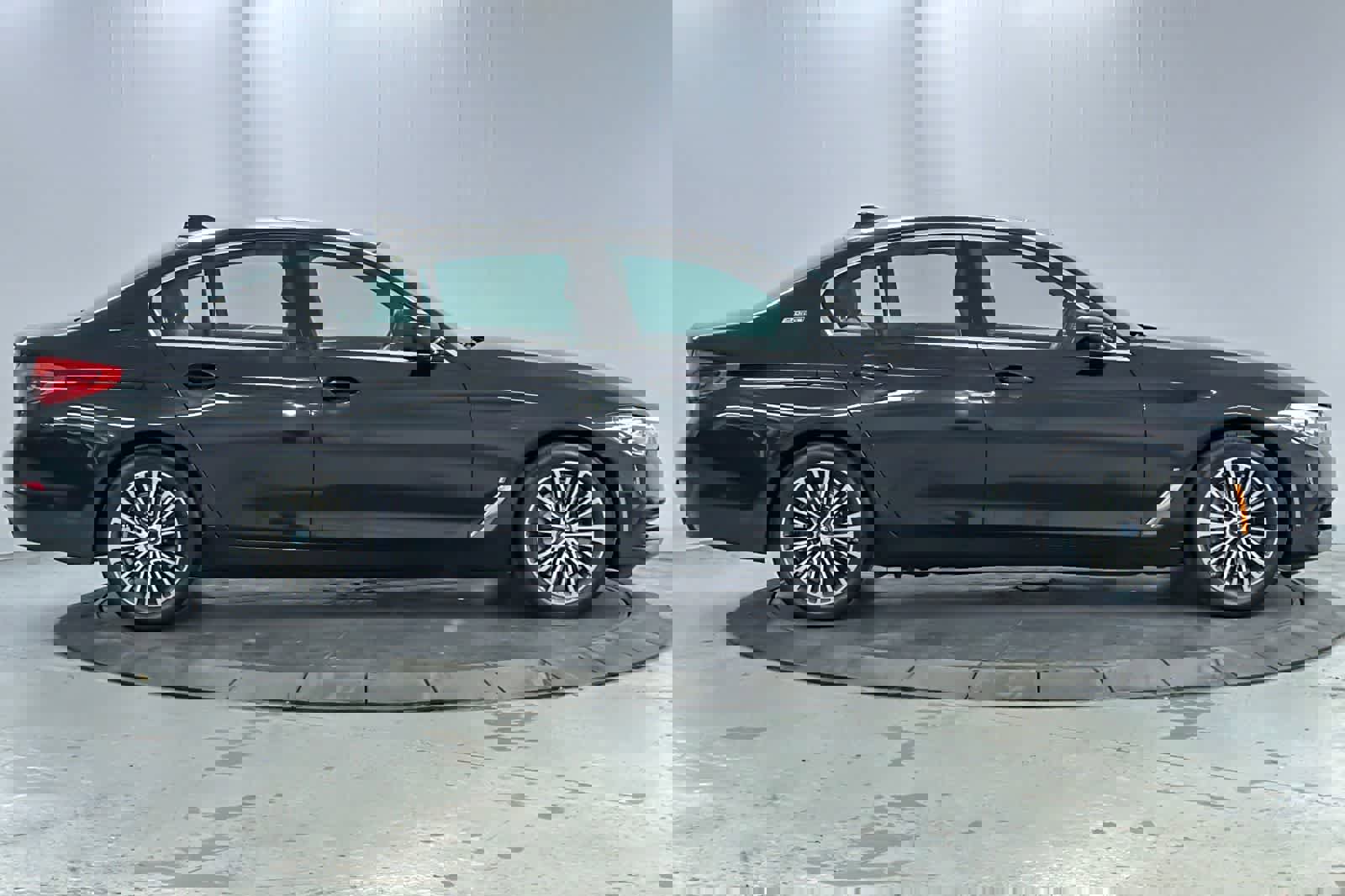 Used 2019 BMW 530e w/ Convenience Package image 8