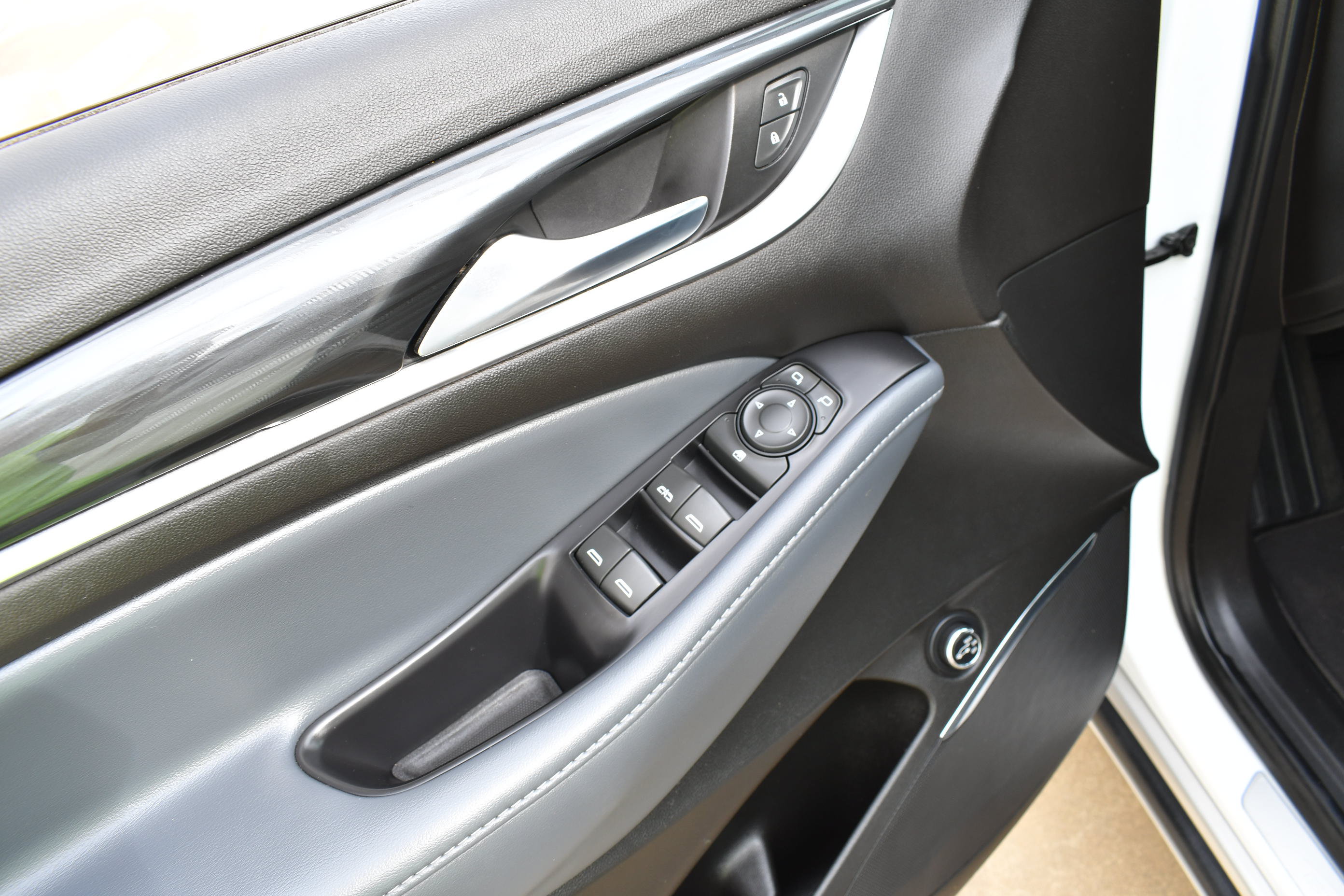Used 2021 Buick Enclave Essence FWD image 3