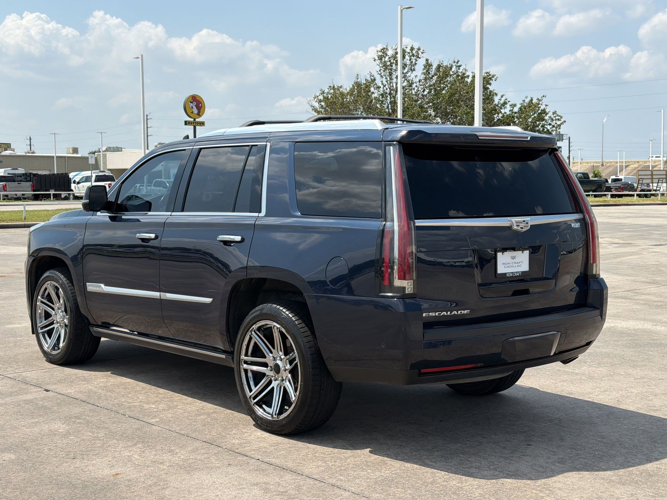 Used 2018 Cadillac Escalade Premium Luxury RWD image 3