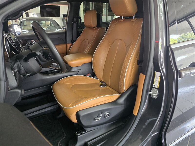 Used 2022 Chrysler Pacifica Pinnacle FWD image 9
