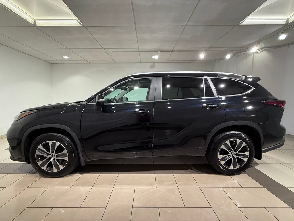 Certified 2024 Toyota Highlander XLE AWD/4WD image 2