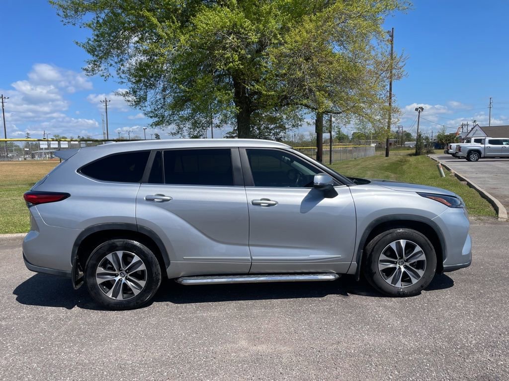Used 2023 Toyota Highlander XLE image 11