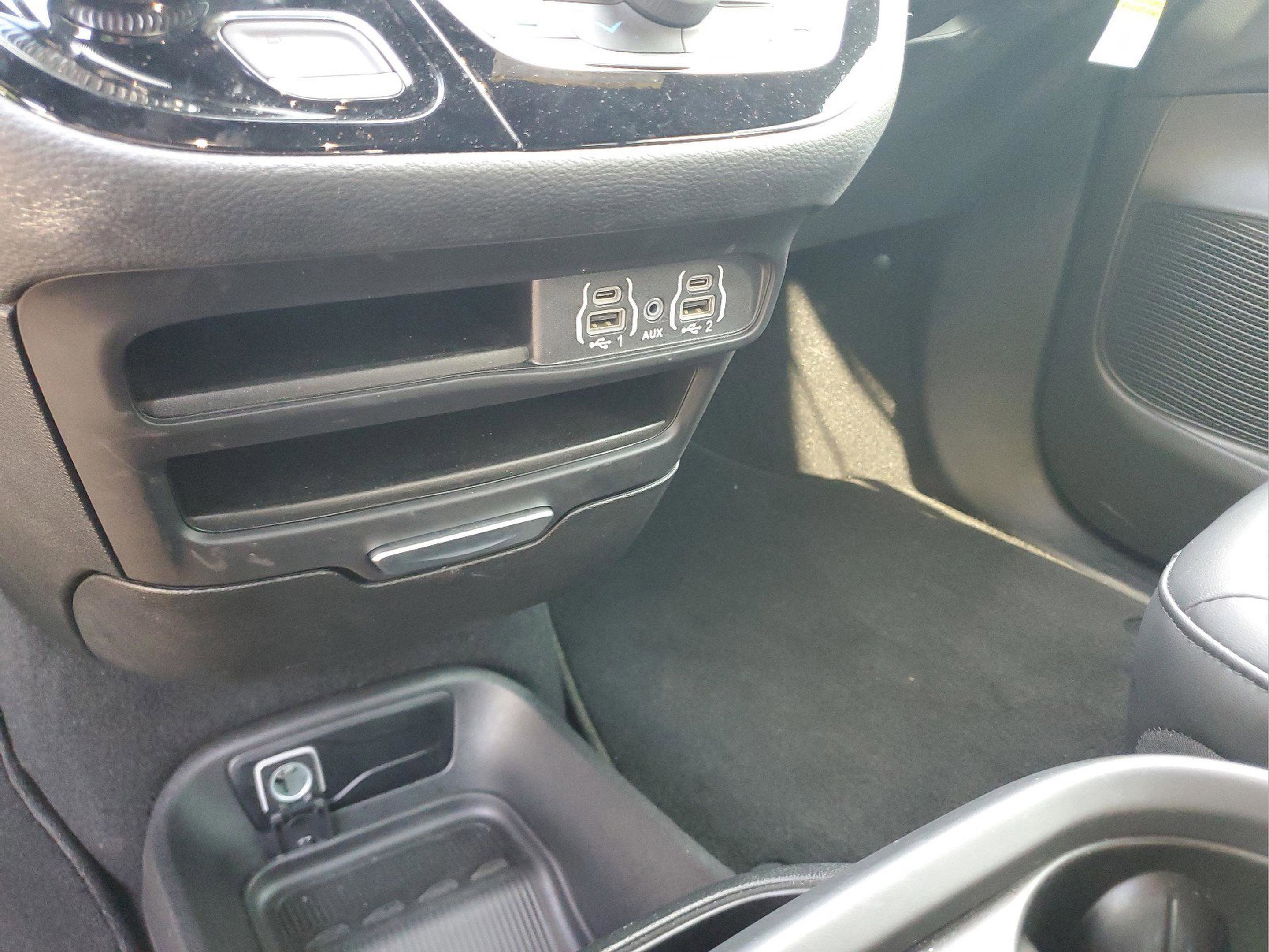 Used 2025 Chrysler Pacifica Select FWD image 19