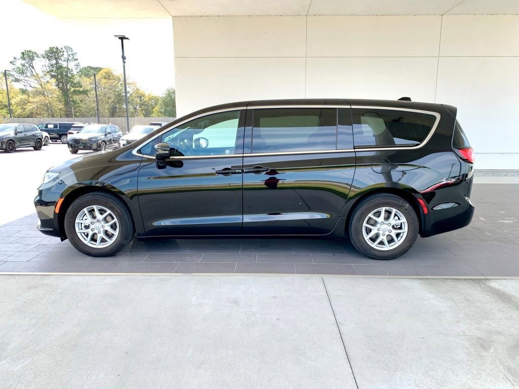 Used 2025 Chrysler Pacifica Select image 8