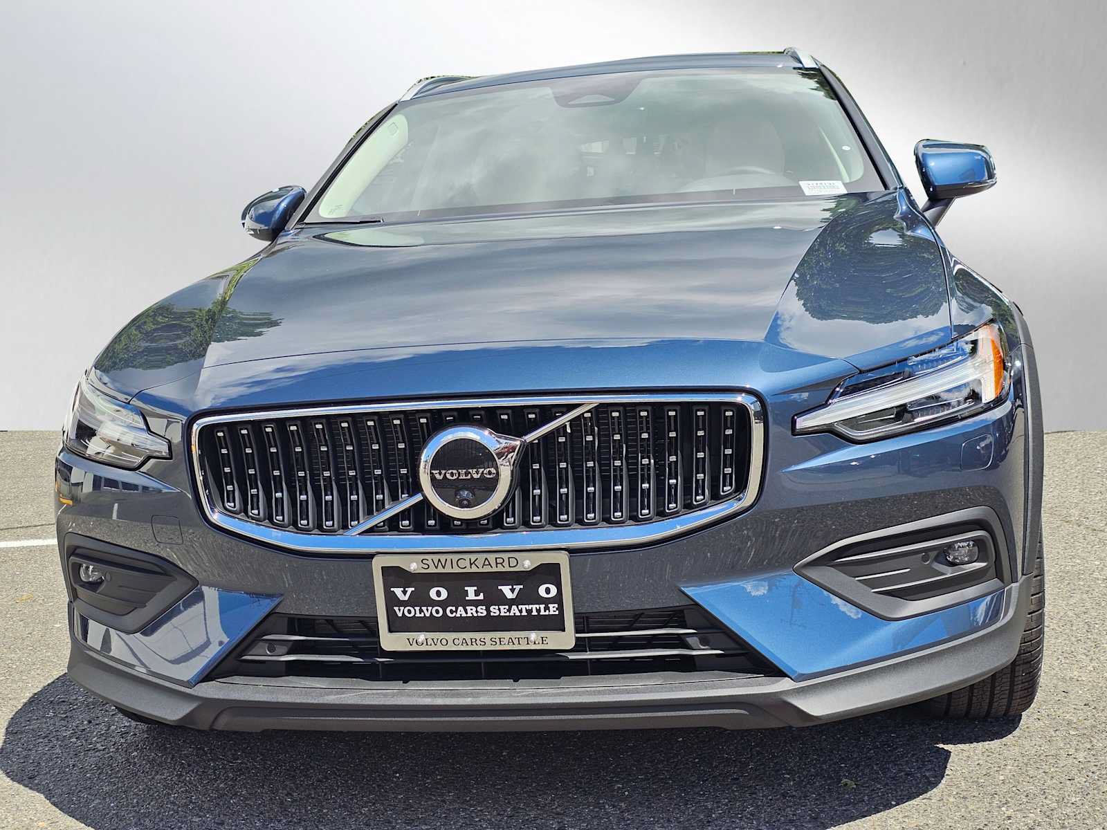 New 2026 Volvo V60 B5 Cross Country Plus w/ Protection Package Premier AWD/4WD image 8