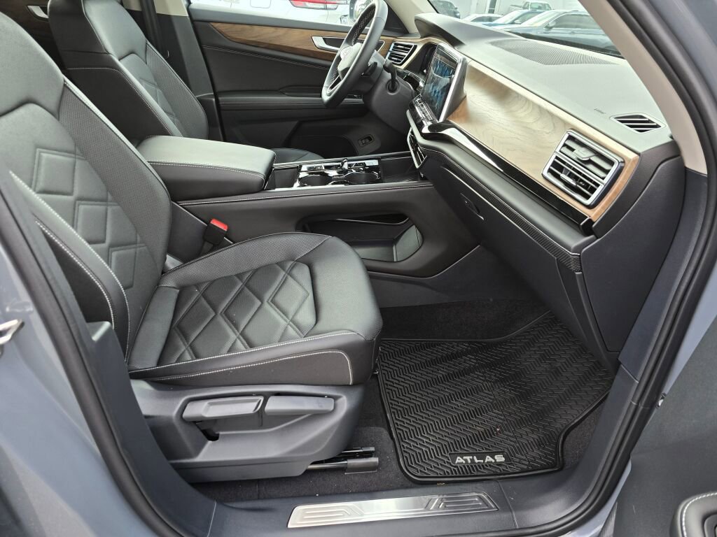 New 2025 Volkswagen Atlas SE image 21
